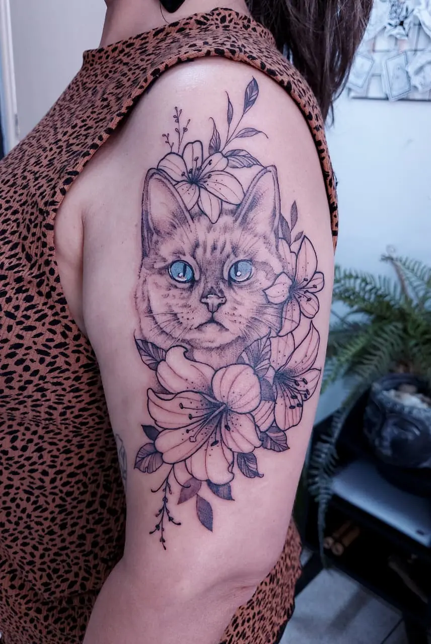 Tatuagem Blackwork Gato em Mogi das Cruzes por Cris Verbena